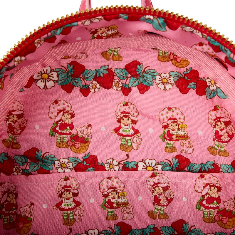 Mini sac à dos Loungefly Charlotte aux Fraises avec vue sur l'intérieur, motif rose et différentes Charlotte aux Fraises