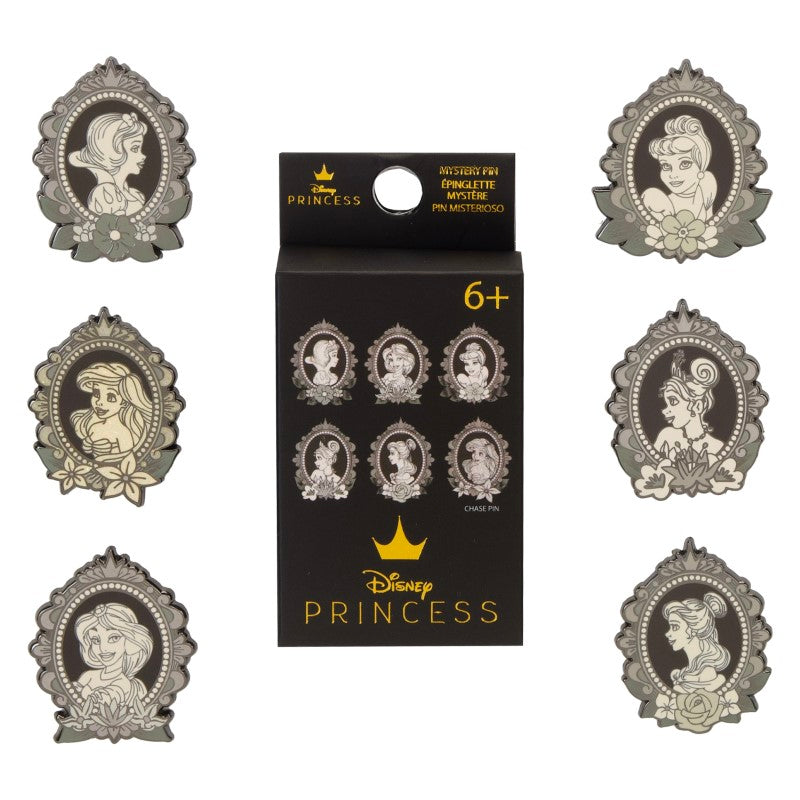 Différents modèles de pins à l'effigie de princesses Disney en couleurs noirs et blancs pour un effet chic