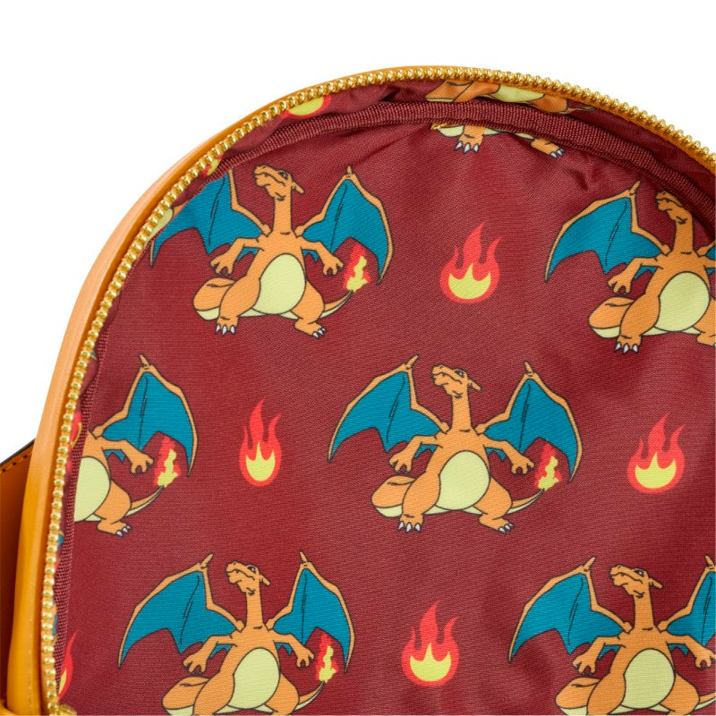 Mini sac à dos Loungefly avec le pokemon Dracaufeu, vue de l'intérieur rouge foncé avec Dracaufeu et des flammes pour motifs