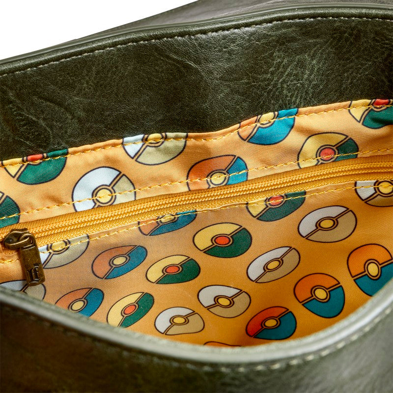 Mini sac à dos style scout avec vue de l'intérieur, tissu orange clair avec motifs des pokeballs de différentes couleurs