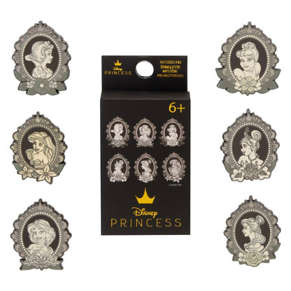 Différents modèles de pins à l'effigie de princesses Disney en couleurs noirs et blancs pour un effet chic